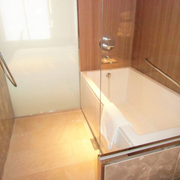 【ホテルタイプ】フリーユニットバス1416・施工事例・限られたスペースで重厚感を実現