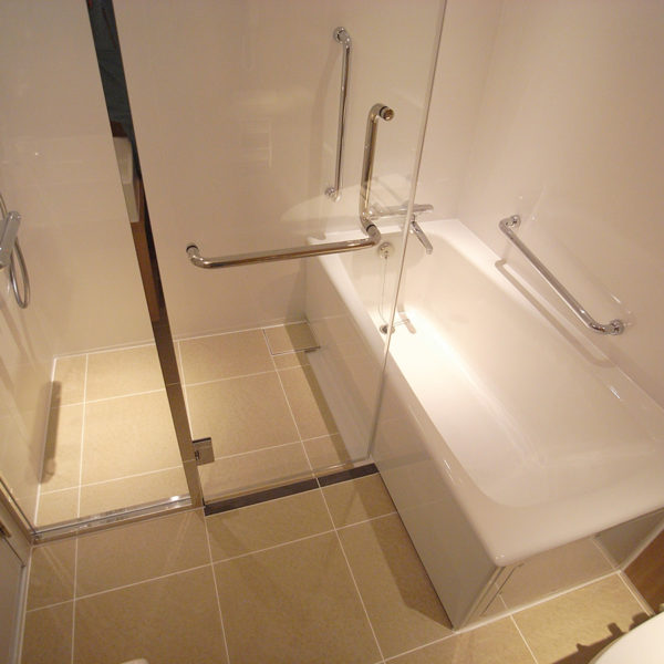 【ホテルタイプ】フリーユニットバス1923・施工事例・洗面 トイレ 浴槽の3点配置