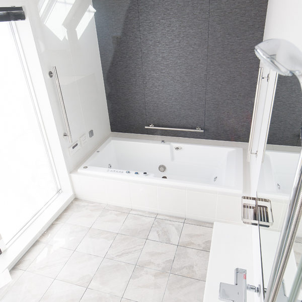 【高級タイプ（戸建・マンション用）】フリーユニットバス1948・施工事例・高級感がある浴室