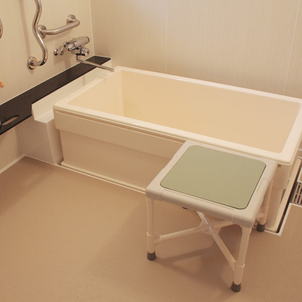 【介護浴室タイプ】フリーユニットバス2022・施工事例・規格品・3方向から入浴可能な浴室