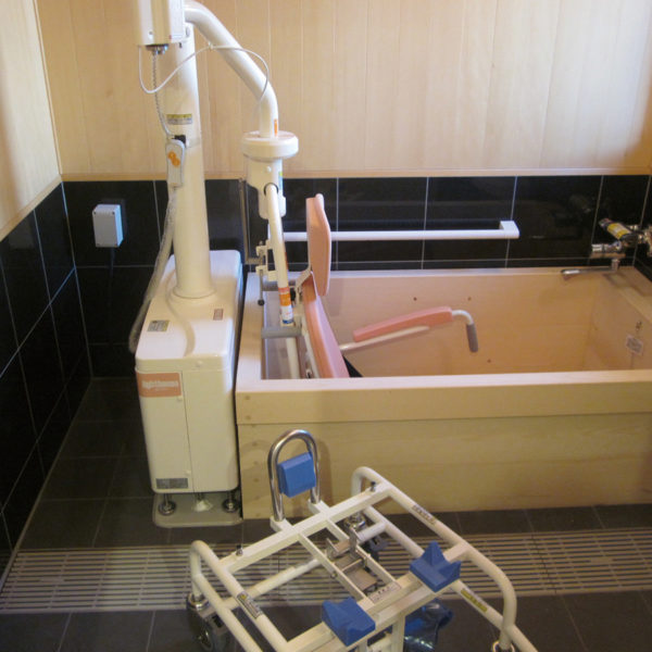 【機械浴室タイプ】（株）アマノ2020・施工事例・檜を使用したリフト付き高級浴室