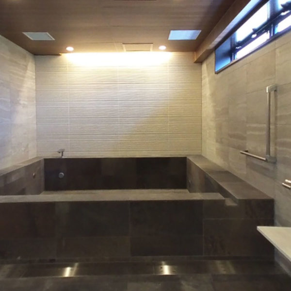 【大型タイプ】フリーユニットバス男子浴室3050・施工事例・ホテルの大型浴室