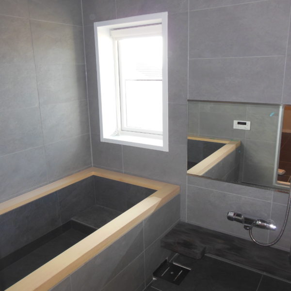 【高級タイプ（戸建・マンション用）】フリーユニットバス1620・施工事例・檜とタイルの浴室