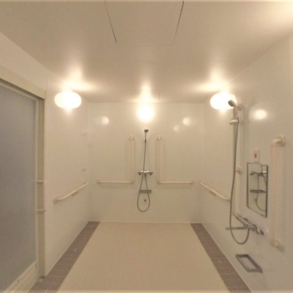 【介護浴室タイプ】フリーユニットバス2132・ストレッチャー対応シャワーユニット・施工事例