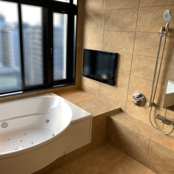 【高級タイプ】フリーユニットバス2426・開放感のある浴室・施工事例