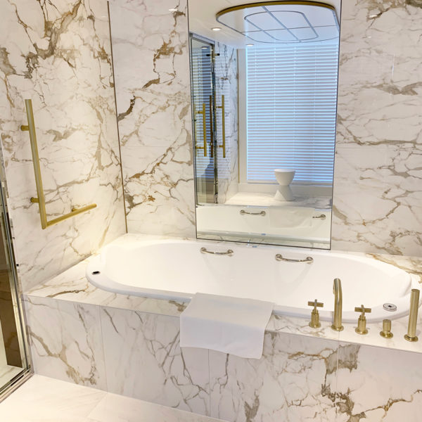 【ホテルタイプ】フリーユニットバス2135・施工事例・大型ガラス張り浴室