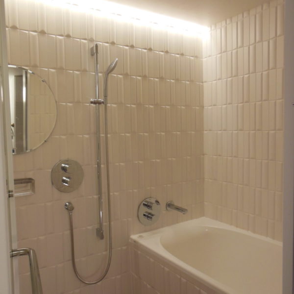 【ホテルタイプ】フリーユニットバス1418・施工事例・近代的な浴室