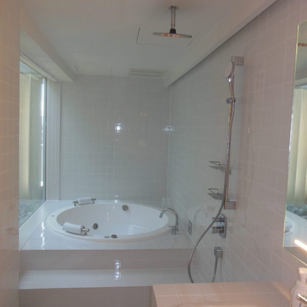 【ホテルタイプ】フリーユニットバス1550・施工事例・モダンな浴室空間