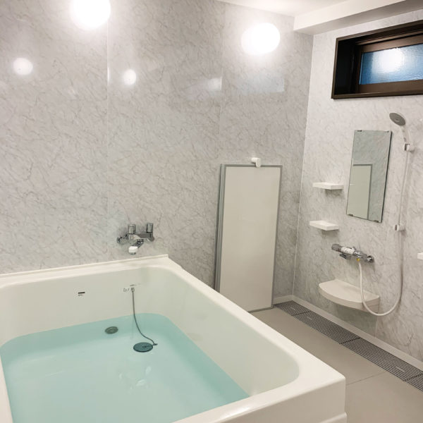 【大型タイプ】フリーユニットバス2429・施工事例・寮の大型浴室