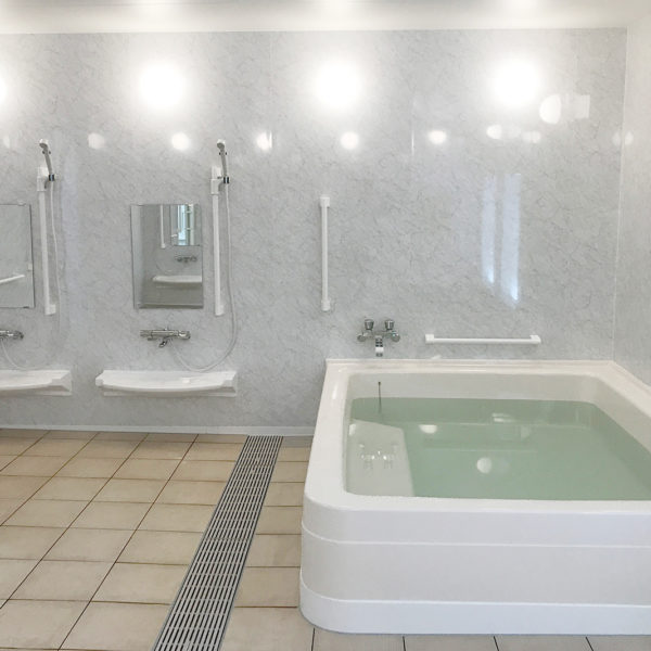 【超大型・大型タイプ】フリーユニットバス4151・施工事例・1度に10名入浴できる広々大浴室