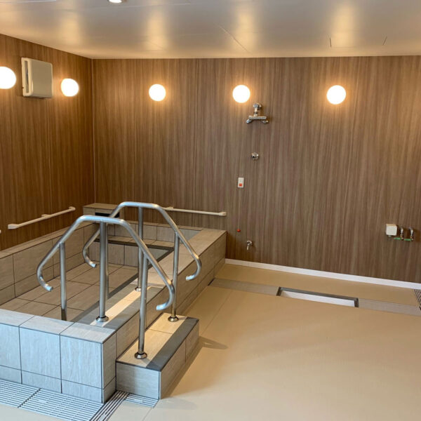 【超大型・大型タイプ】フリーユニットバス4255・高齢者施設用大浴室・施工事例