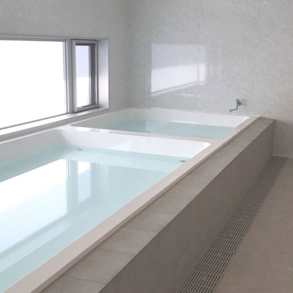 【超大型・大型タイプ】フリーユニットバス4962・多人数で使用・大小2台の浴槽・施工事例