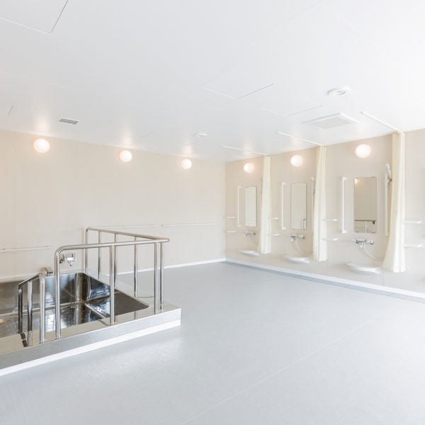 【超大型・大型タイプ】フリーユニットバス4759・施工事例・段差の少ない浴室